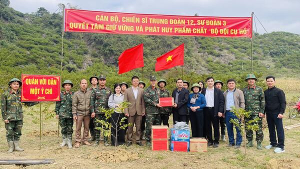 Lãnh đạo xã Vạn Linh thăm, động viên cán bộ, chiến sĩ Trung đoàn 12, sư đoàn 3 đang giúp dân làm đường tại thôn Thần Lãng.