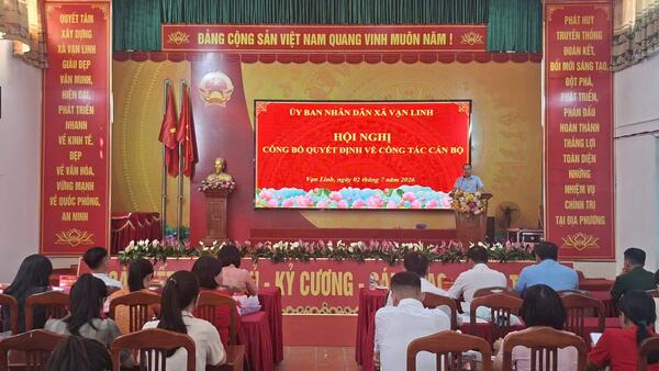 ỦY BAN NHÂN DÂN XÃ VẠN LINH TỔ CHỨC HỘI NGHỊ CÔNG BỐ CÁC QUYẾT ĐỊNH VỀ CÔNG TÁC CÁN BỘ.