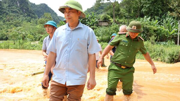 LÃNH ĐẠO XÃ VẠN LINH KIỂM TRA CÔNG TÁC ỨNG PHÓ MƯA BÃO SỐ 4. TRAO HỖ TRỢ NGƯỜI DÂN VÙNG LŨ XÃ VẠN LINH