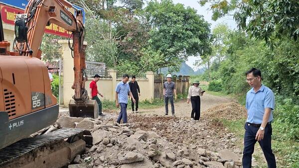 XÃ VẠN LINH KIỂM TRA TIẾN ĐỘ THI CÔNG CÁC CÔNG TRÌNH GIAO THÔNG NÔNG THÔN